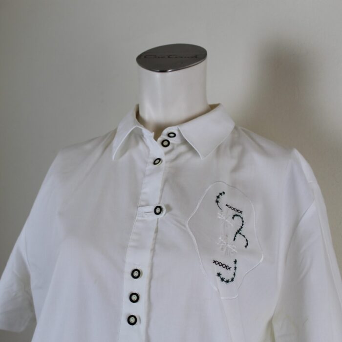 Kurze Trachten-Bluse mit Stickmuster