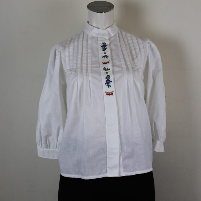 Trachtenbluse von Hillebrand mit Stickerei