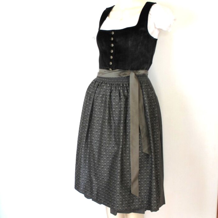 Samtdirndl von h. Moser