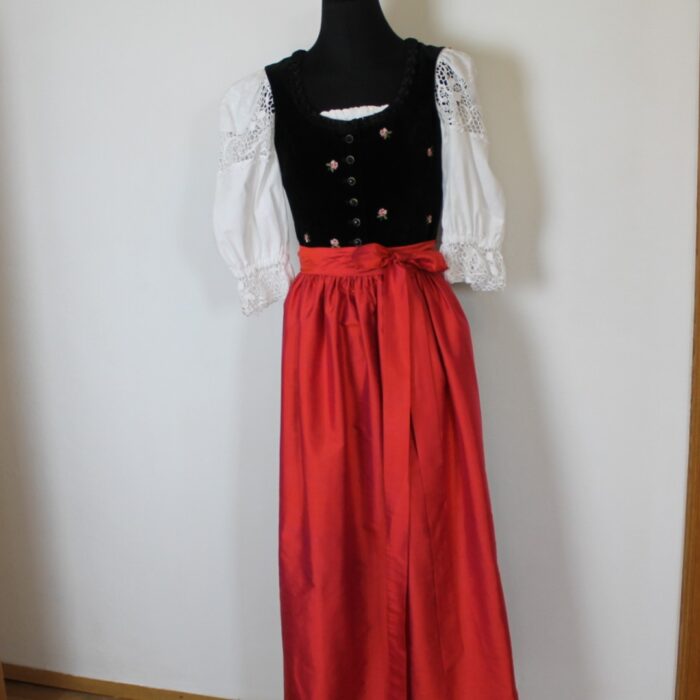 Rosen-Dirndl von Sportalm