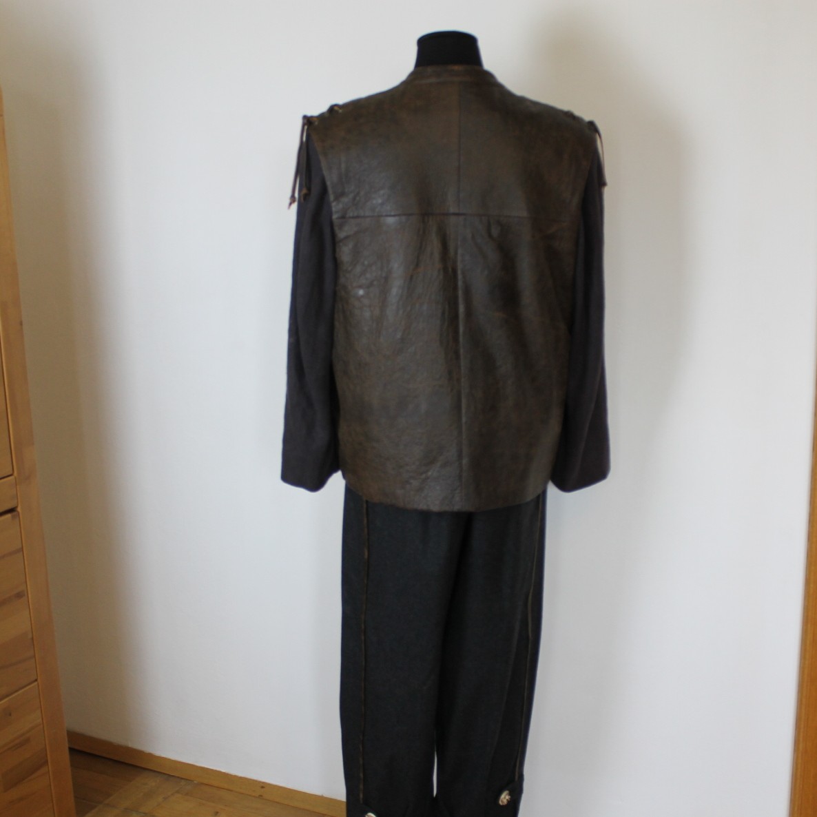 Trachtiger 3-Teiler mit Janker, Weste & Hose von Lodenfrey – Bild 12