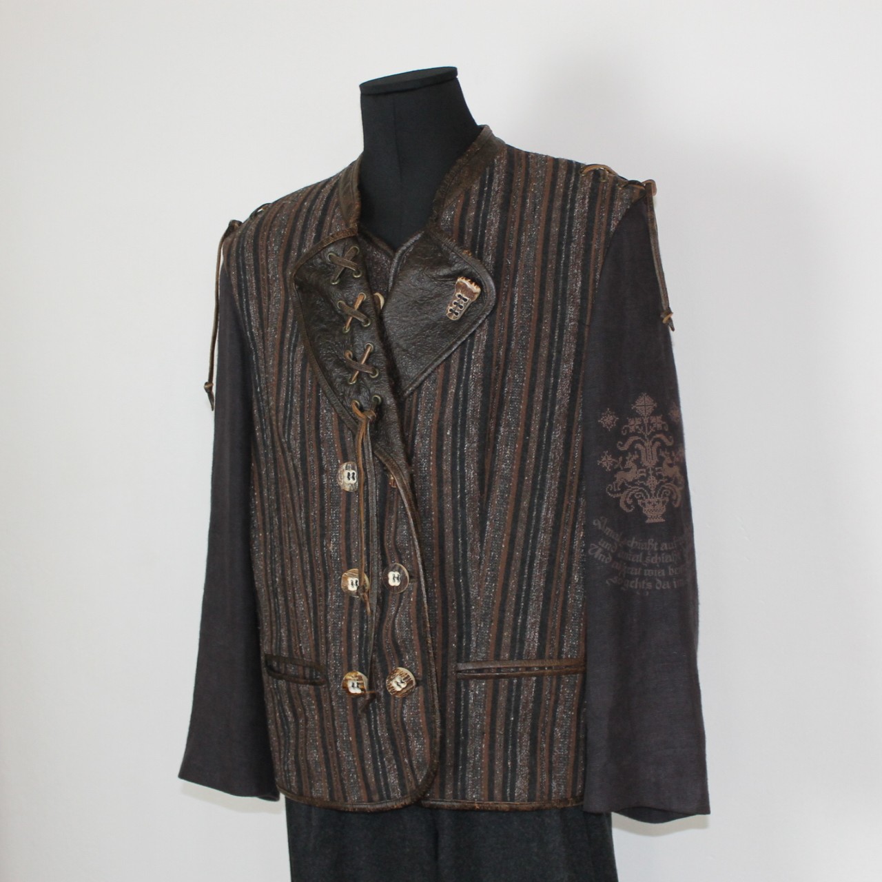 Trachtiger 3-Teiler mit Janker, Weste & Hose von Lodenfrey – Bild 3