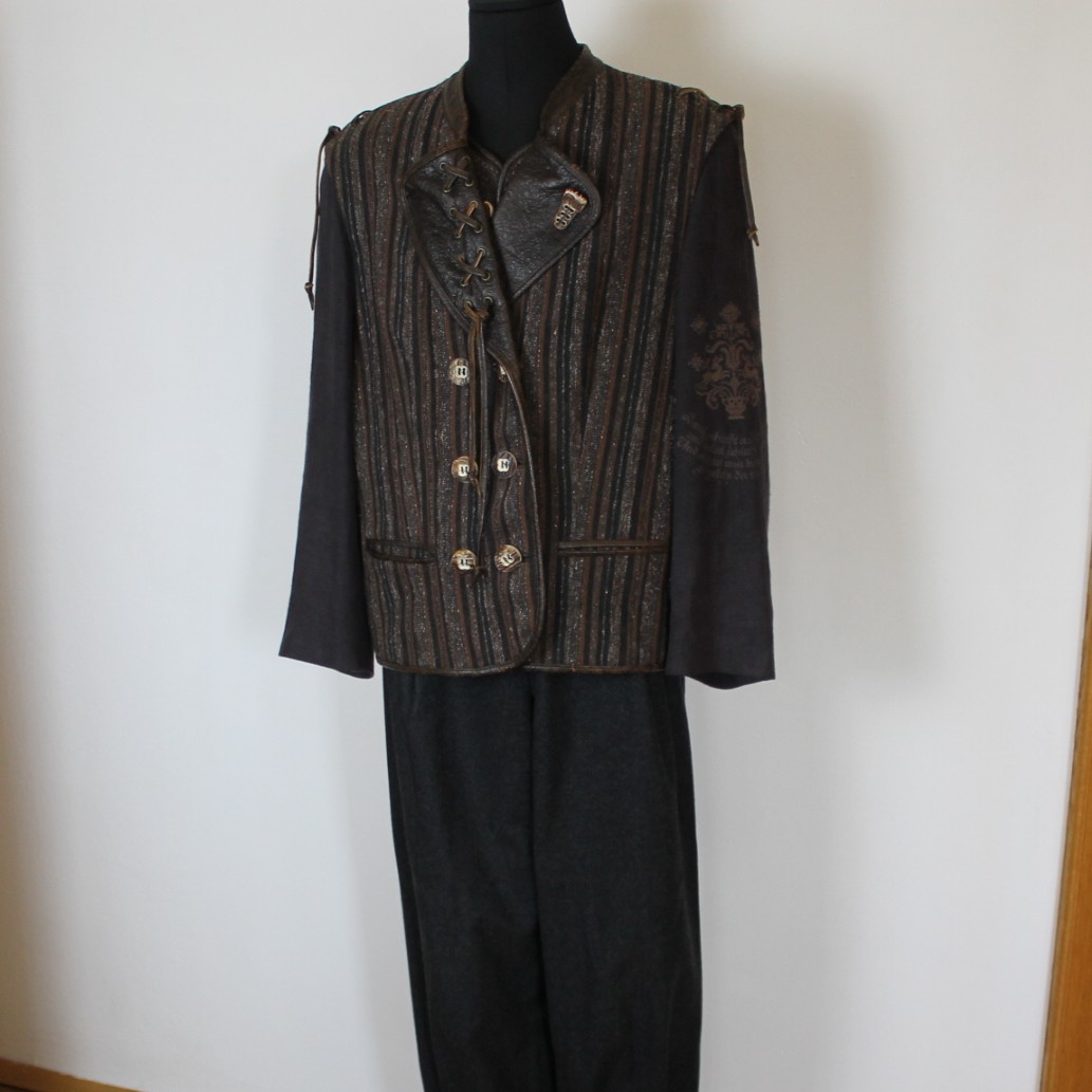 Trachtiger 3-Teiler mit Janker, Weste & Hose von Lodenfrey – Bild 2