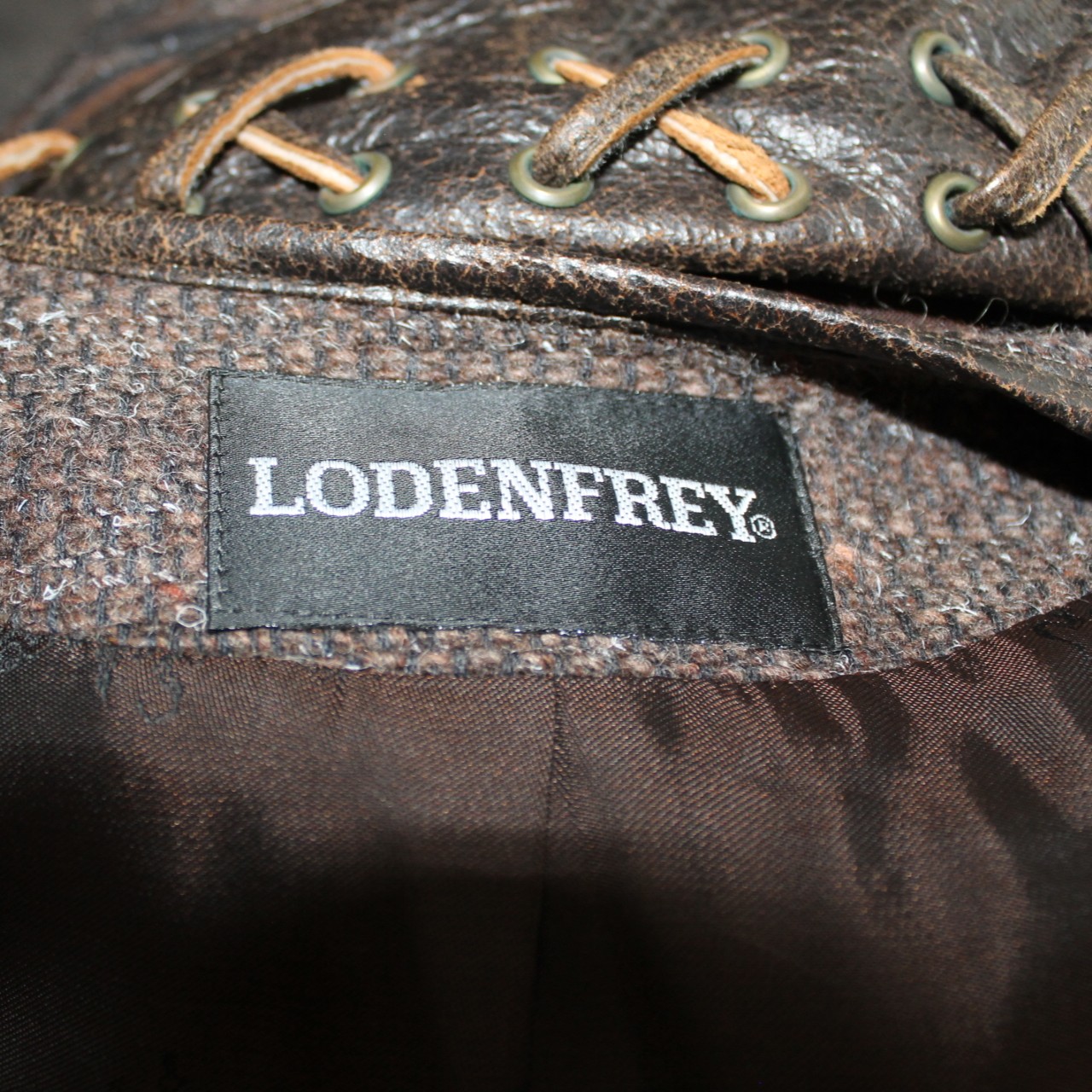 Trachtiger 3-Teiler mit Janker, Weste & Hose von Lodenfrey – Bild 11