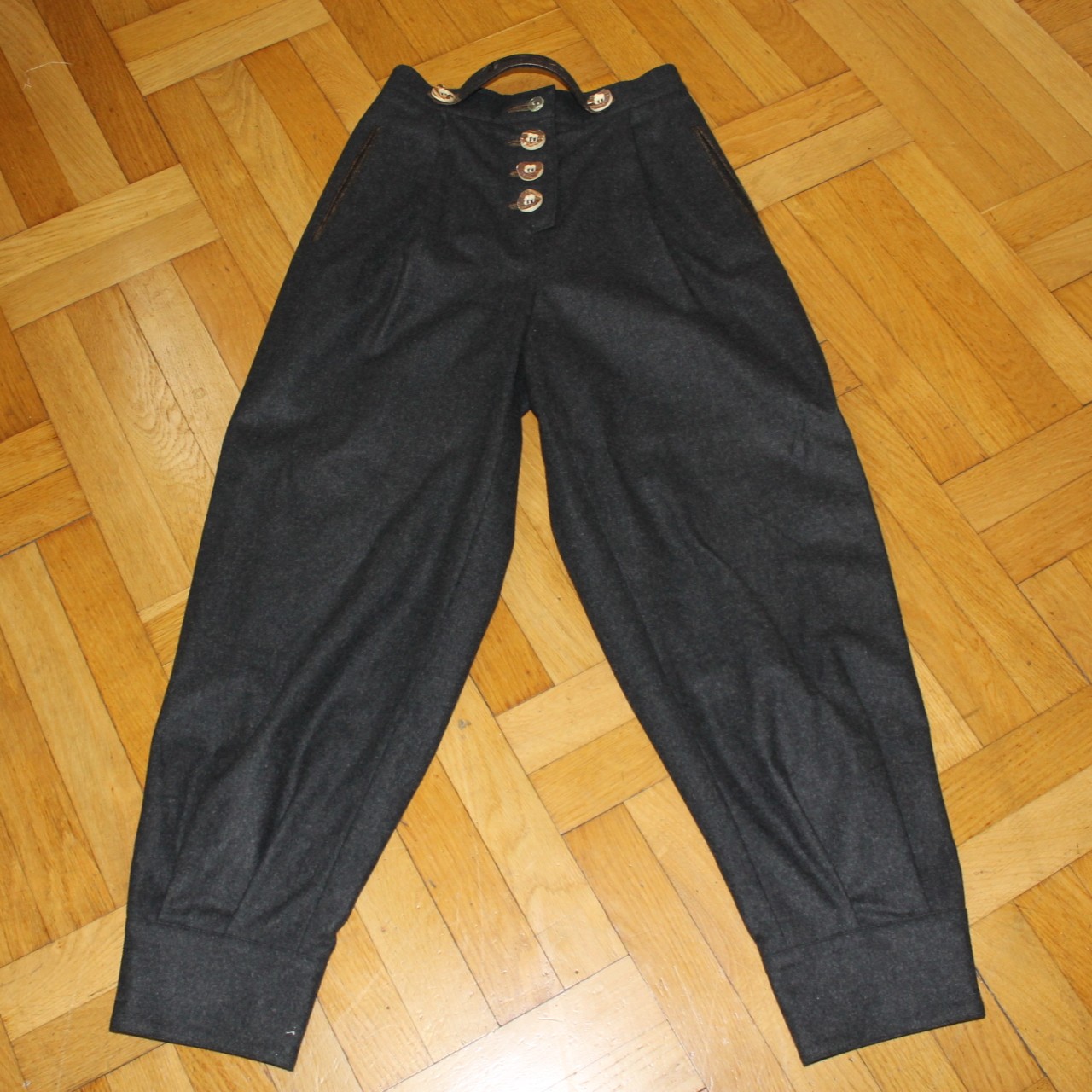 Trachtiger 3-Teiler mit Janker, Weste & Hose von Lodenfrey – Bild 10