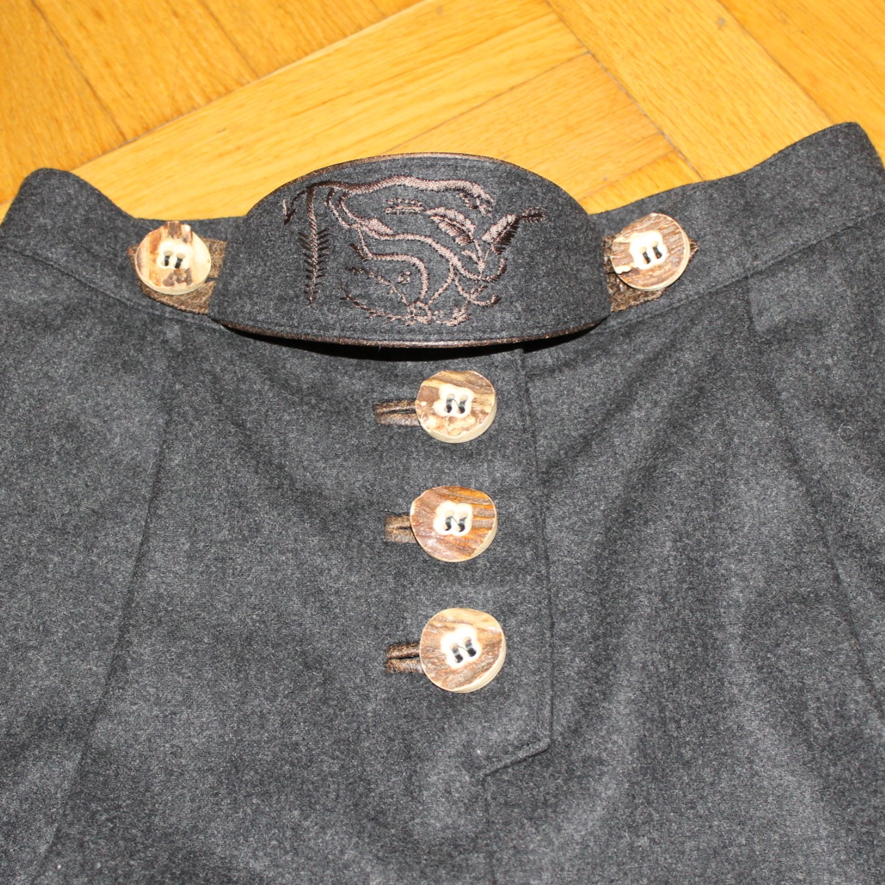 Trachtiger 3-Teiler mit Janker, Weste & Hose von Lodenfrey – Bild 9