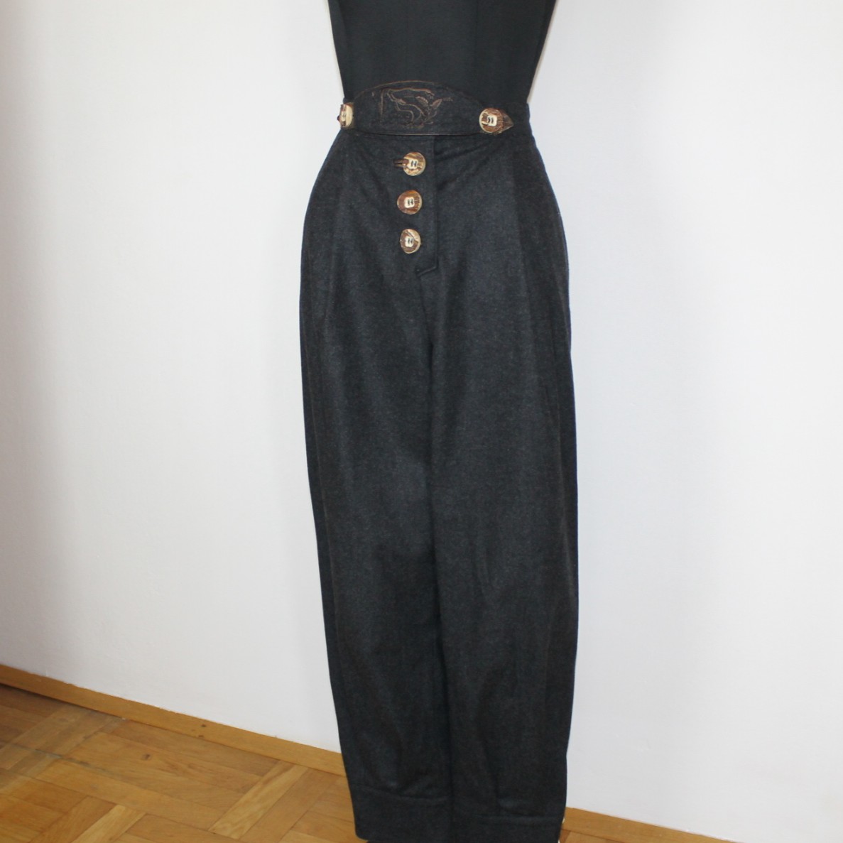 Trachtiger 3-Teiler mit Janker, Weste & Hose von Lodenfrey – Bild 8