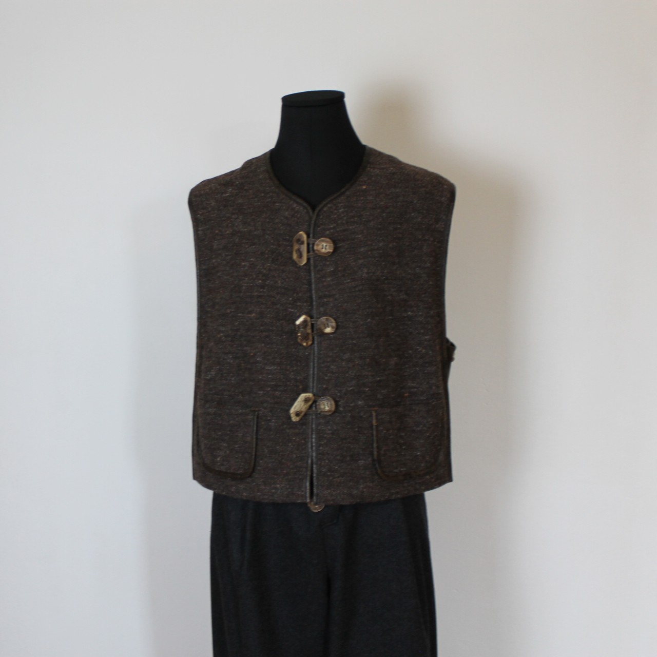 Trachtiger 3-Teiler mit Janker, Weste & Hose von Lodenfrey – Bild 7