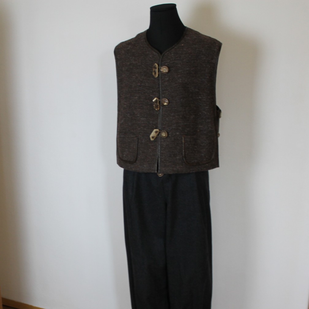 Trachtiger 3-Teiler mit Janker, Weste & Hose von Lodenfrey – Bild 6