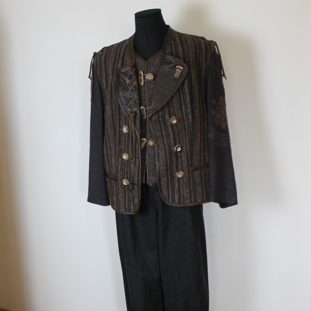 Trachtiger 3-Teiler mit Janker, Weste & Hose von Lodenfrey – Bild 5