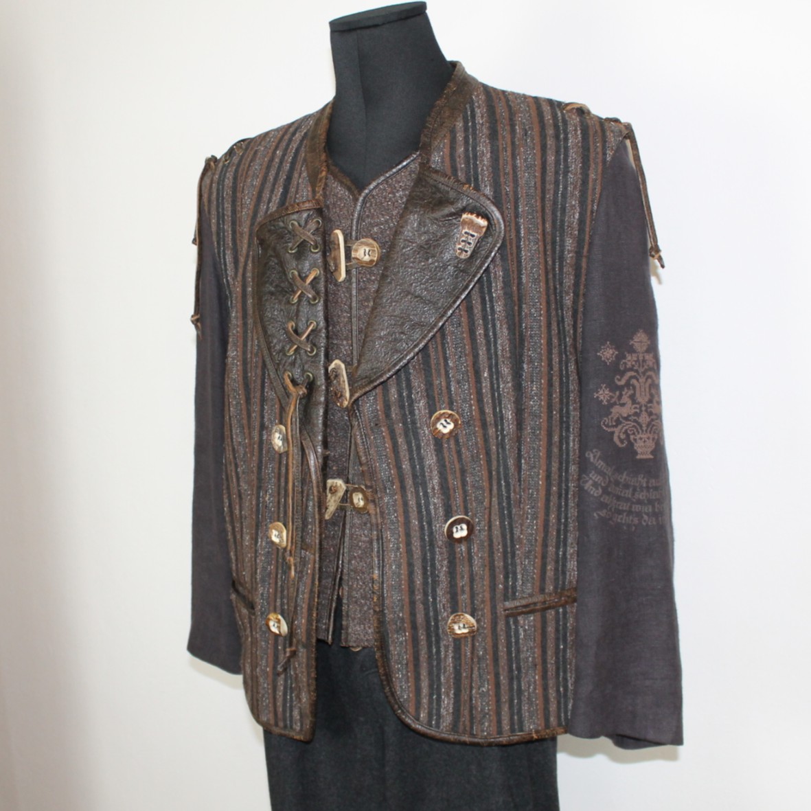 Trachtiger 3-Teiler mit Janker, Weste & Hose von Lodenfrey