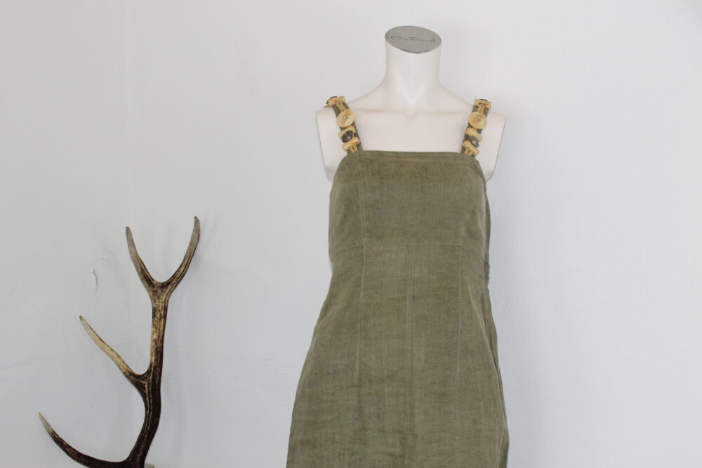 Leinen-Trachtenkleid von Basset mit Hornelementen an den Trägern – Bild 3