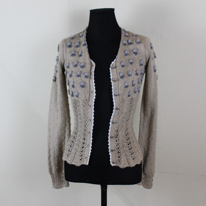 Strickjacke mit Röschen von Alpin