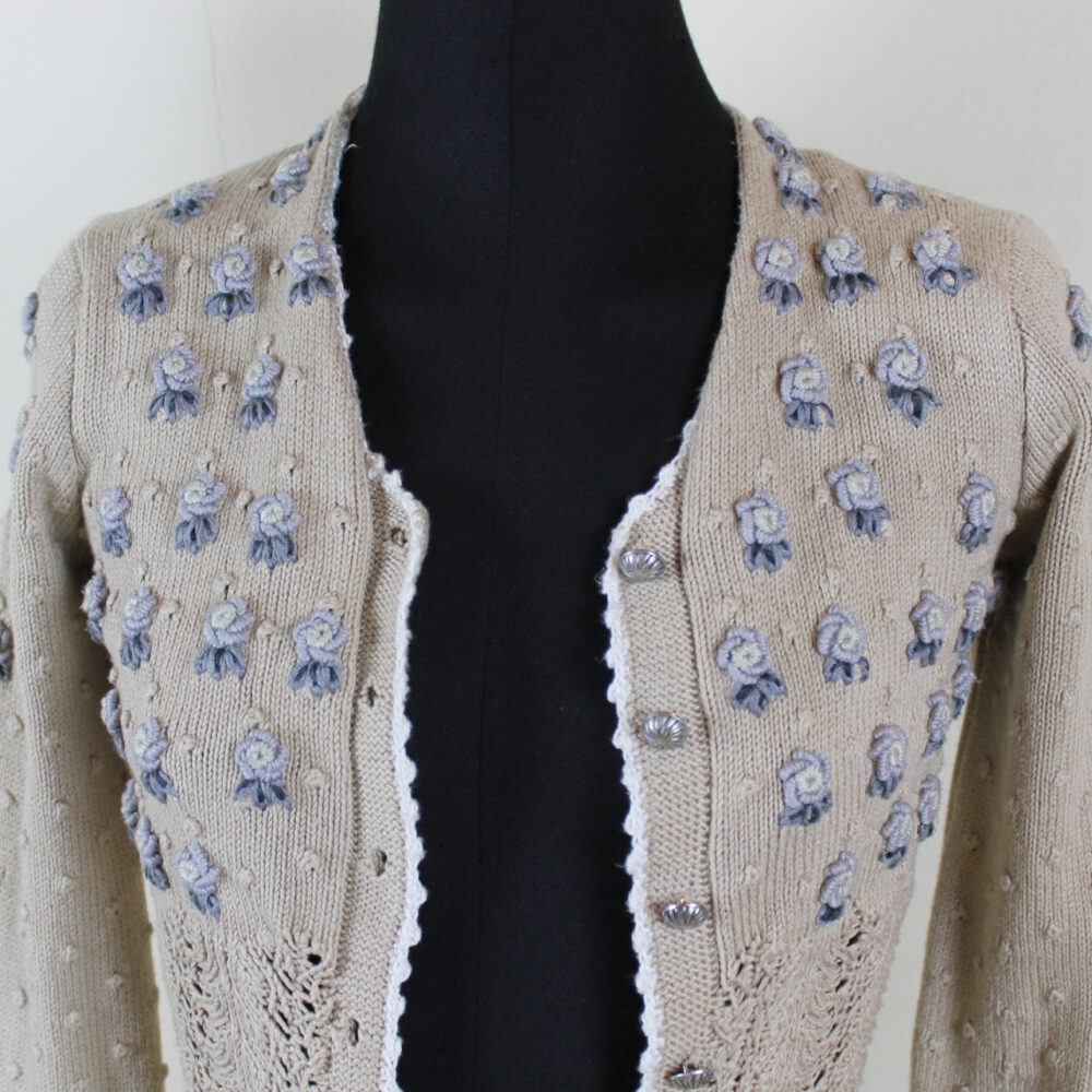 Strickjacke mit Röschen von Alpin – Bild 2