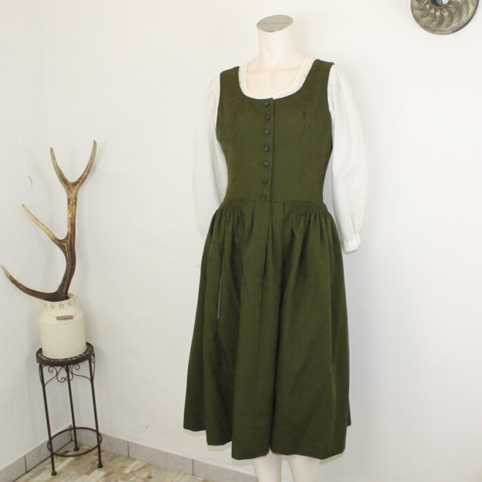 Dirndl für die kühlere Jahreszeit in Größe 42