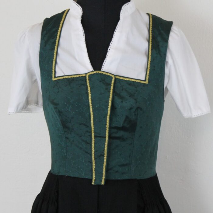 Dirndl mit Seidenschürze